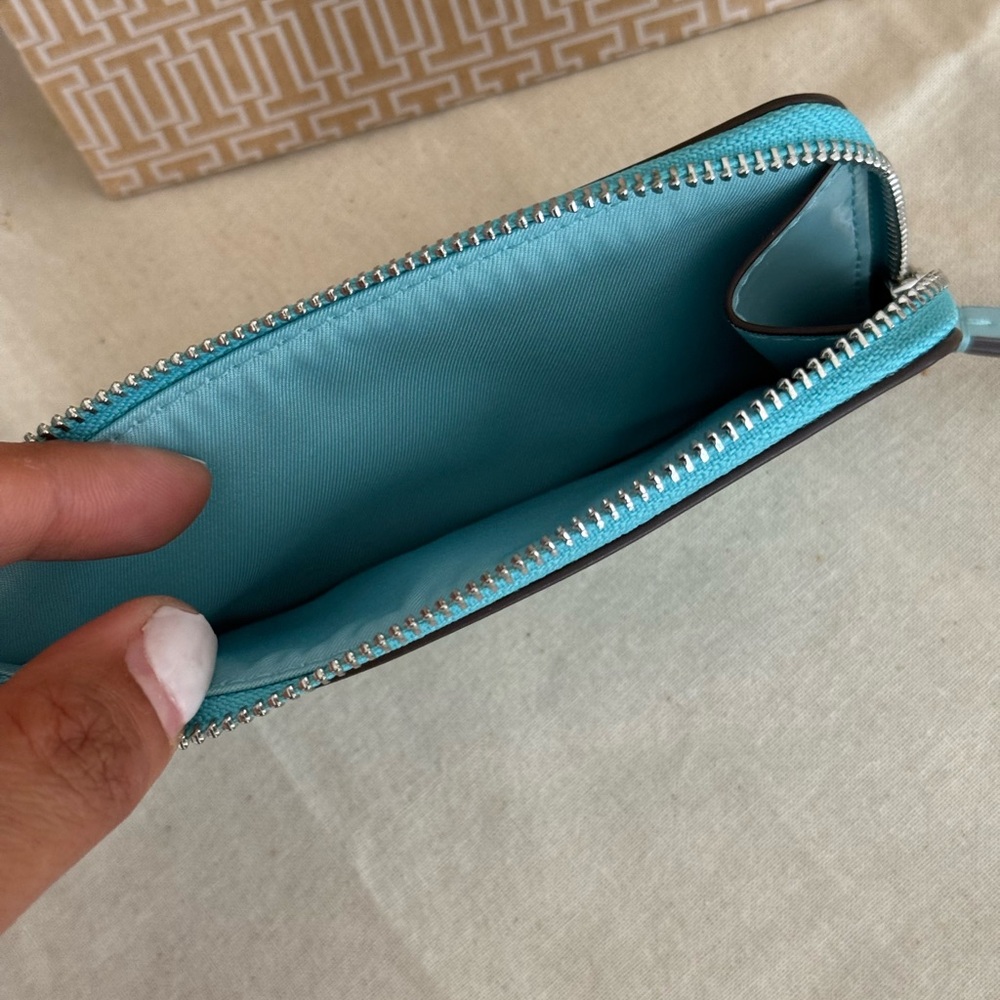 New Tory Burch BLAKE PATENT ZIP CARD CASE  ANGEL BLUE - Picture 4 of 5